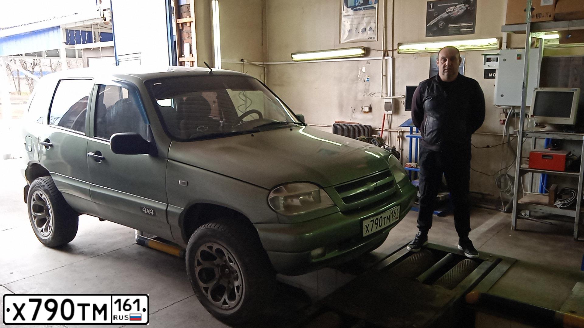 Фото автомобиля CHEVROLET NIVA, 2007 — госномер М425ВВ181. Цвет: СВЕТЛЫЙ СЕРО-ЗЕЛЕНЫЙ МЕТАЛЛИК