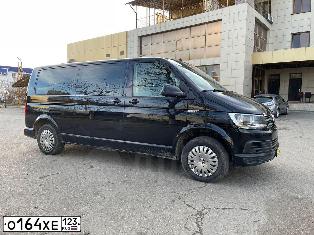 Фото автомобиля VOLKSWAGEN CARAVELLE, 2018 — госномер Н225ТН797. Цвет: ЧЕРНЫЙ