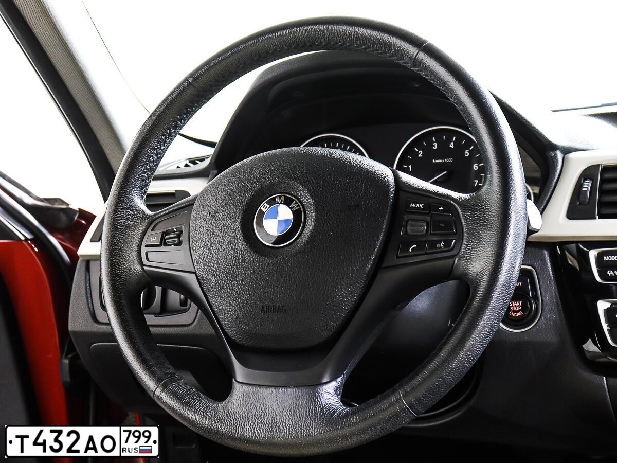Фото автомобиля BMW SERIE 3, 2017 — госномер М608ТН33. Цвет: Красный