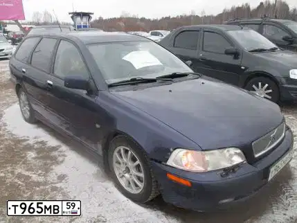 Фото автомобиля VOLVO V40, 2003 — госномер Е953КВ774. Цвет: синий