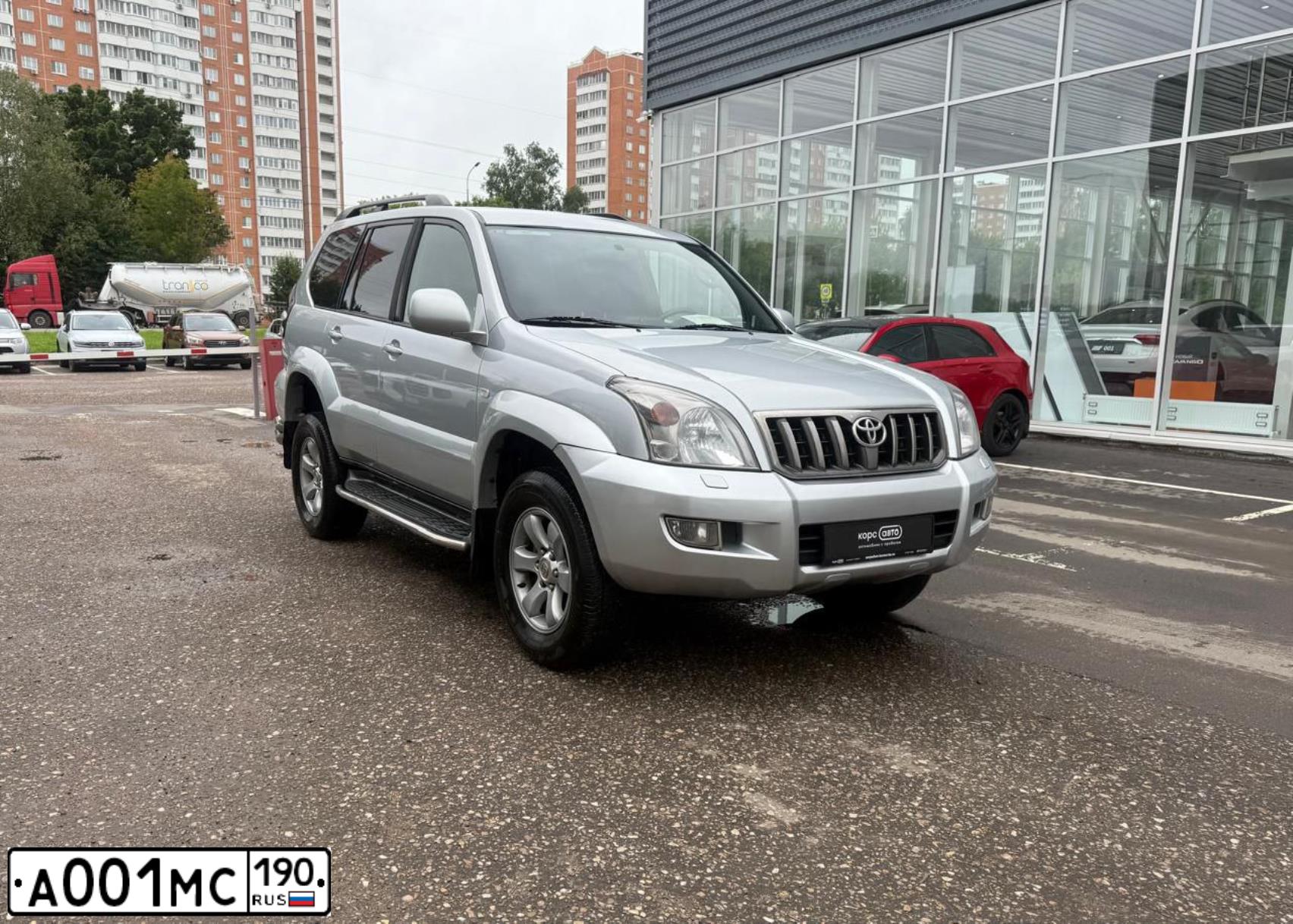 Фото автомобиля TOYOTA LANDCRUISER, 2008 — госномер А001МС190. Цвет: Серебристый