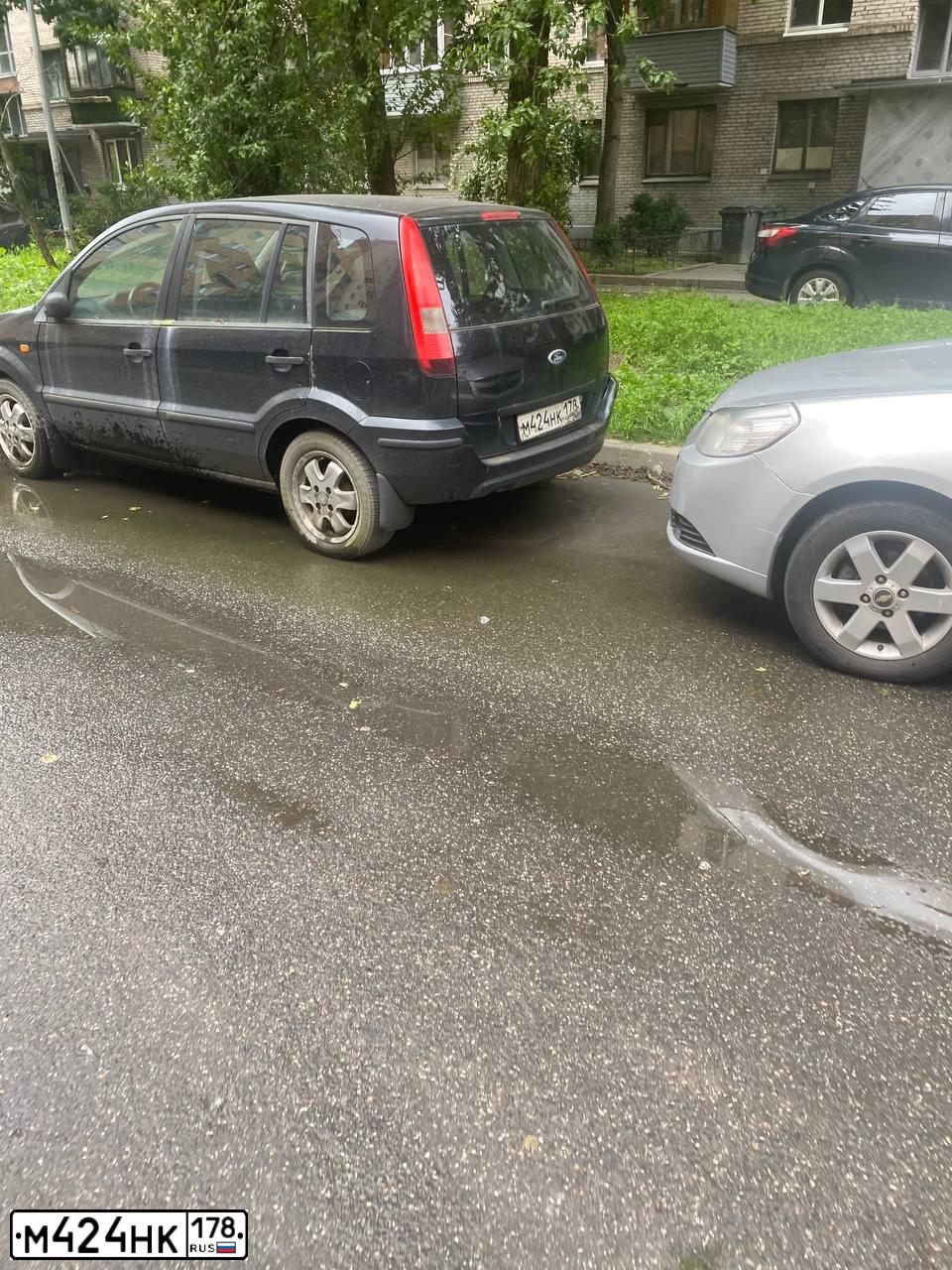 Фото автомобиля FORD FUSION, 2005 — госномер М424НК178. Цвет: ЧЕРНЫЙ