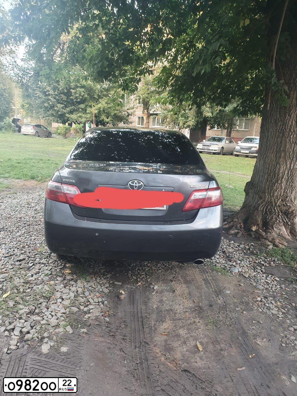 Фото автомобиля TOYOTA CAMRY, 2013 — госномер О982ОО22. Цвет: ТЕМНО-СЕРЫЙ МЕТАЛЛИК
