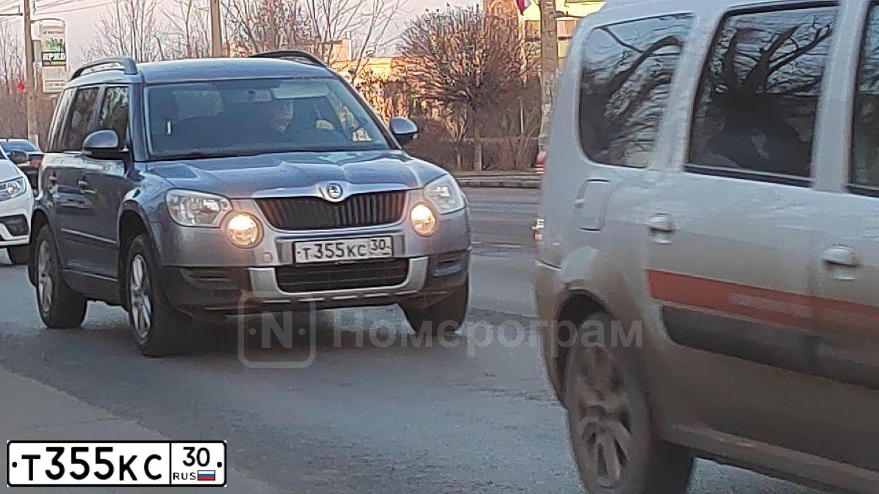 Фото автомобиля SKODA YETI, 2012 — госномер Т355КС30. Цвет: СЕРЫЙ