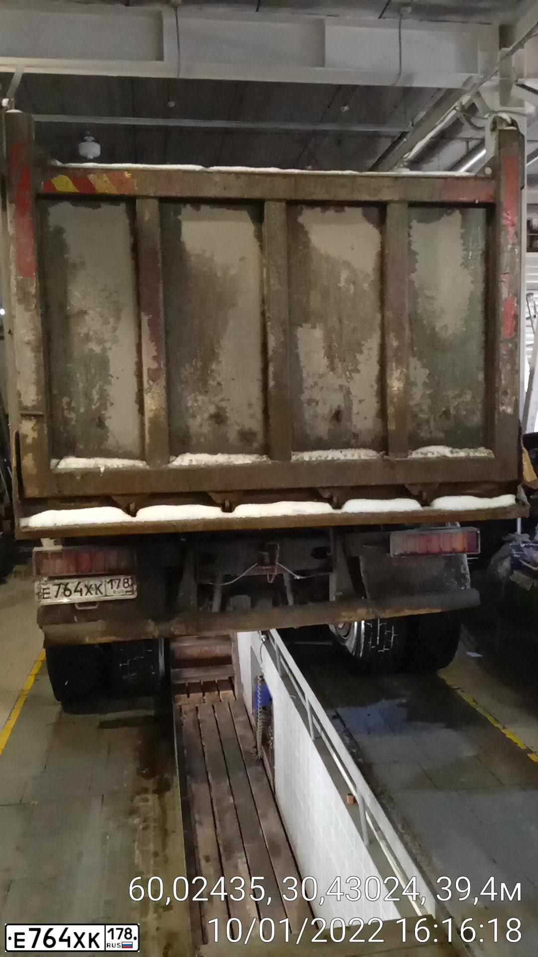 Фото автомобиля SCANIA SERIE P /6X4/, 2011 — госномер Е764ХК178. Цвет: Красный