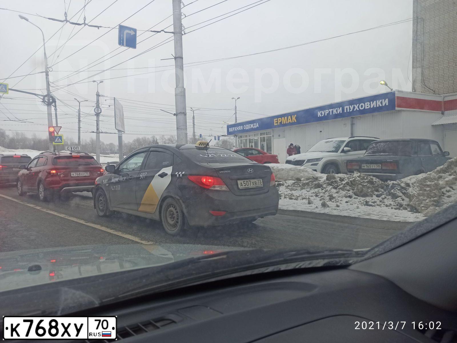 Фото автомобиля KIA RIO, 2019 — госномер К768ХУ70. Цвет: КРАСНЫЙ