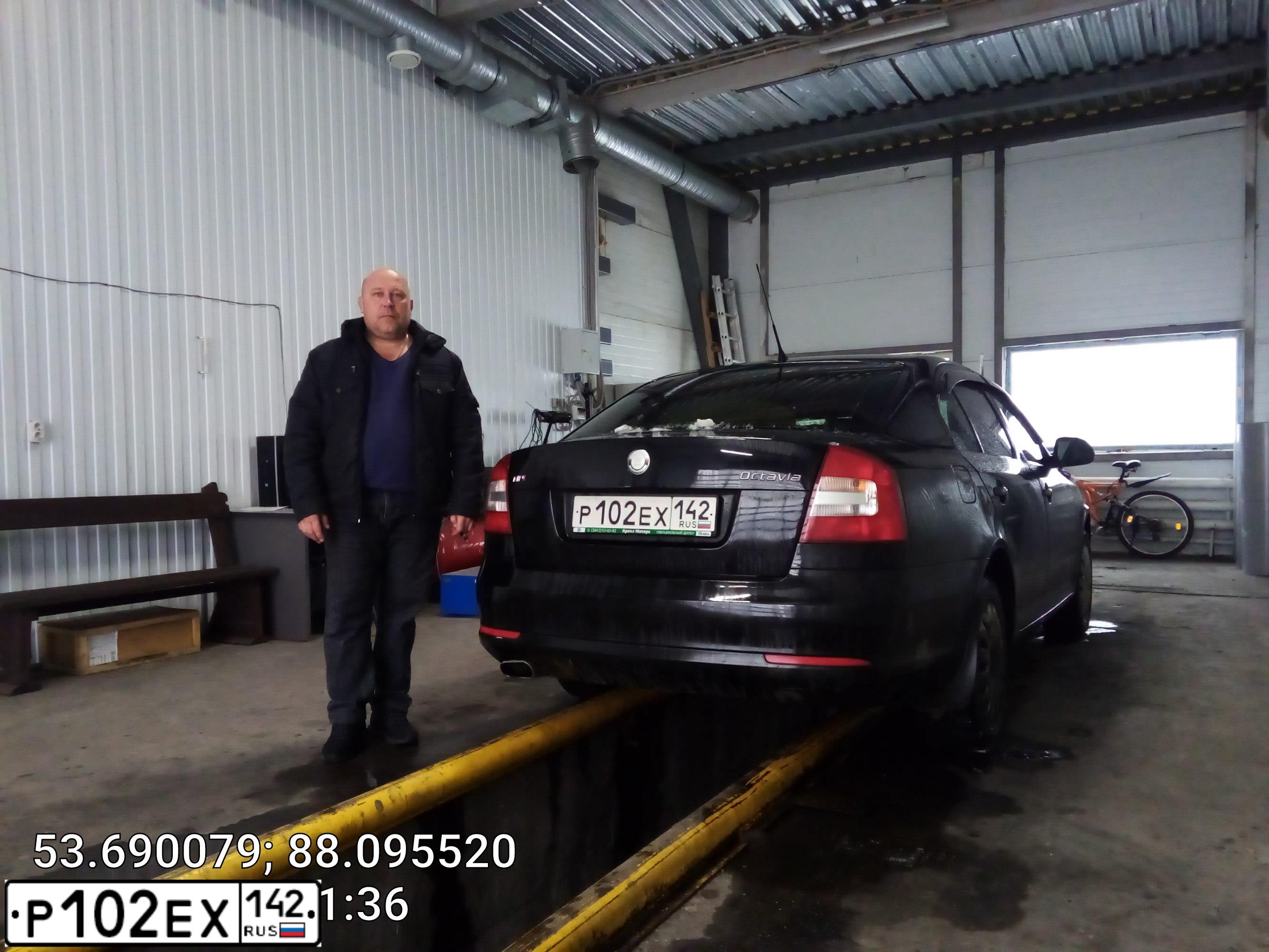 Фото автомобиля SKODA OCTAVIA, 2010 — госномер Е054НУ142. Цвет: ЧЕРНЫЙ
