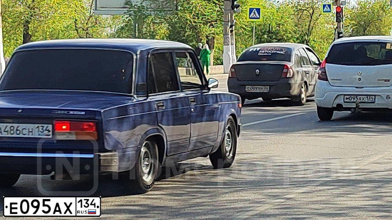 Фото автомобиля LADA 2170 PRIORA, 2012 — госномер Е491СВ134. Цвет: сине-зеленый