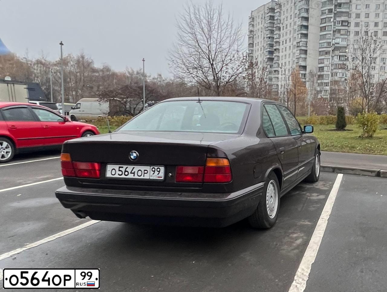 Фото автомобиля BMW SERIE 5, 1993 — госномер О564ОР99. Цвет: ТЕМНО-ВИШНЕВЫЙ