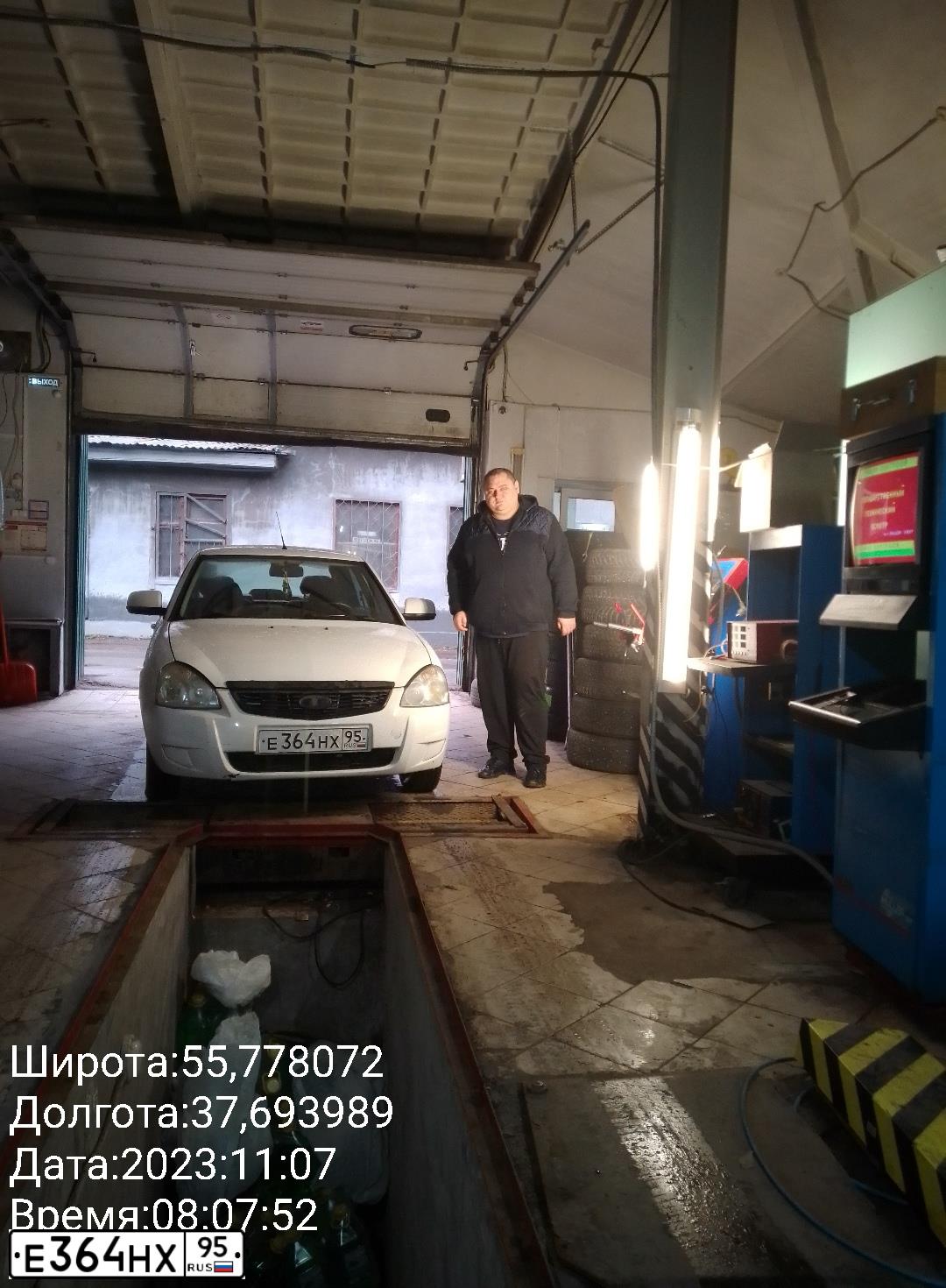 Фото автомобиля LADA 2170 PRIORA, 2011 — госномер Е364НХ95. Цвет: Белый