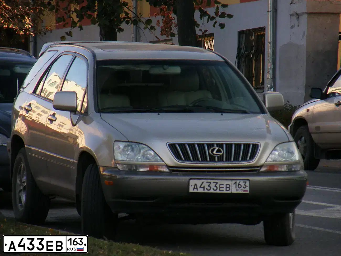 Фото автомобиля LEXUS RX, 2001 — госномер А433ЕВ163. Цвет: ЗОЛОТИСТЫЙ