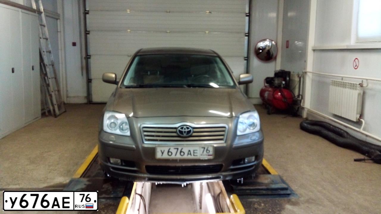 Фото автомобиля TOYOTA AVENSIS, 2005 — госномер У011ТТ52. Цвет: КОРИЧНЕВЫЙ