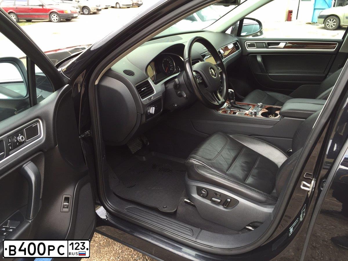 Фото автомобиля VOLKSWAGEN TOUAREG, 2010 — госномер В400РС123. Цвет: ЧЕРНЫЙ