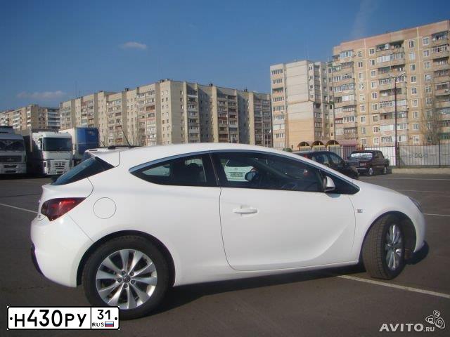 Фото автомобиля OPEL ASTRA, 2013 — госномер Е828РЕ31. Цвет: БЕЛЫЙ