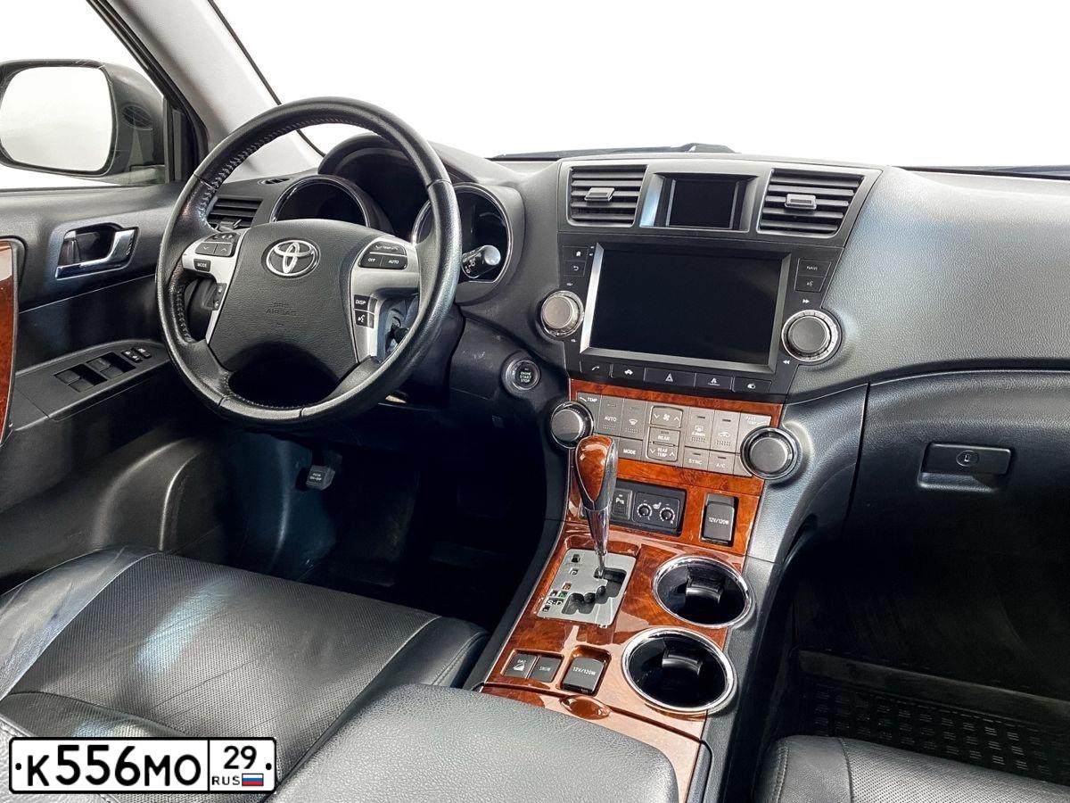 Фото автомобиля TOYOTA HIGHLANDER, 2012 — госномер К556МО29. Цвет: СЕРЫЙ
