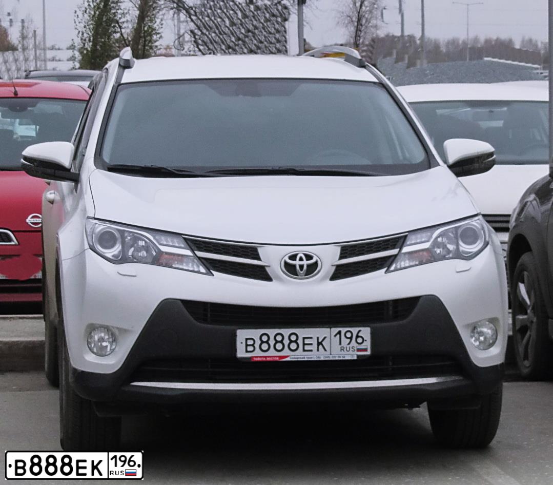Фото автомобиля TOYOTA RAV4, 2014 — госномер В888ЕК196. Цвет: БЕЛЫЙ