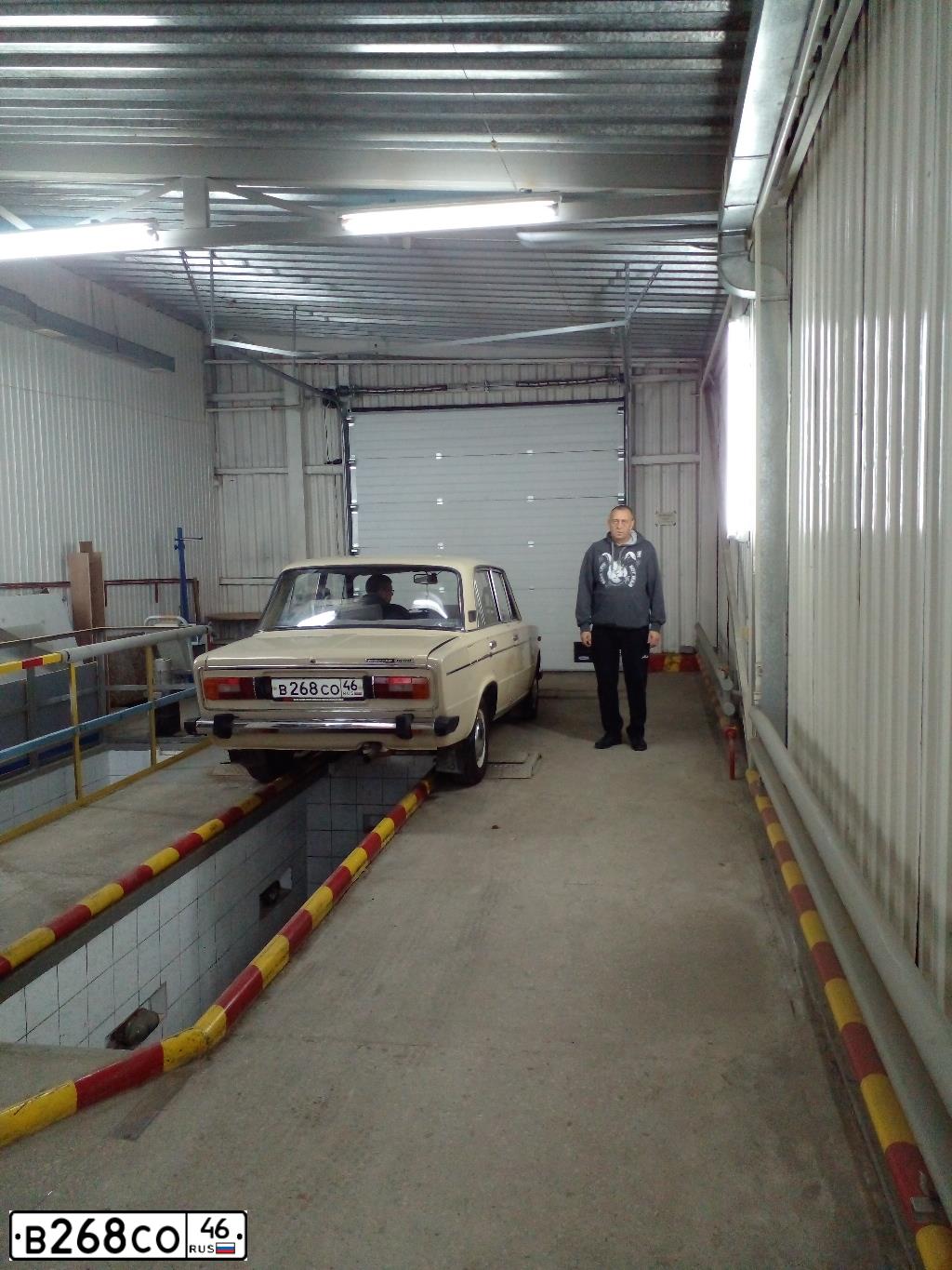 Фото автомобиля LADA 2106, 1981 — госномер О718ХТ46. Цвет: БЕЖЕВЫЙ