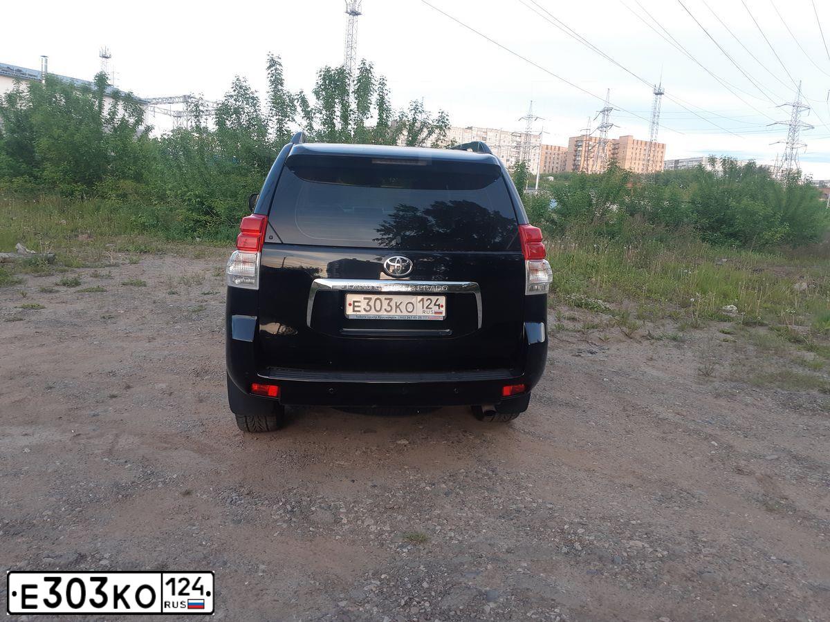 Фото автомобиля TOYOTA LANDCRUISER, 2013 — госномер Р826ЕХ138. Цвет: ЧЕРНЫЙ