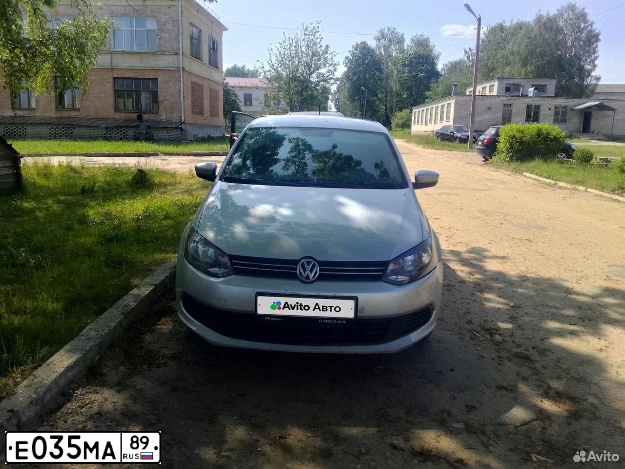 Фото автомобиля VOLKSWAGEN POLO, 2012 — госномер Е035МА89. Цвет: СЕРЕБРИСТЫЙ