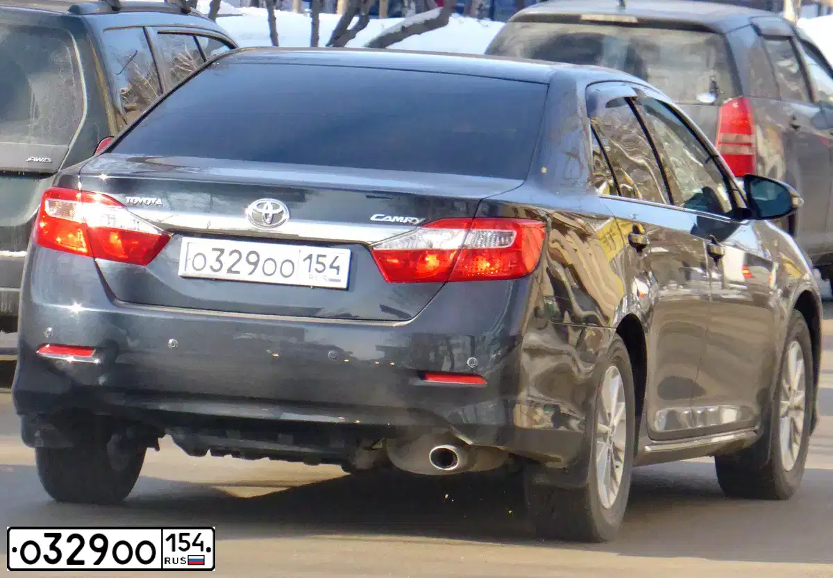 Фото автомобиля TOYOTA CAMRY, 2013 — госномер О329ОО154. Цвет: ТЕМНО СЕРЫЙ МЕТАЛЛИК