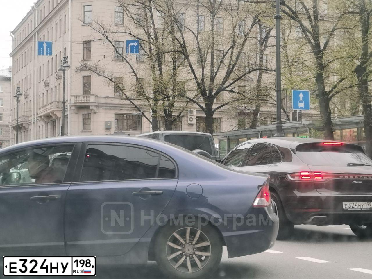 Фото автомобиля PORSCHE MACAN, 2019 — госномер Е324НУ198. Цвет: Коричневый