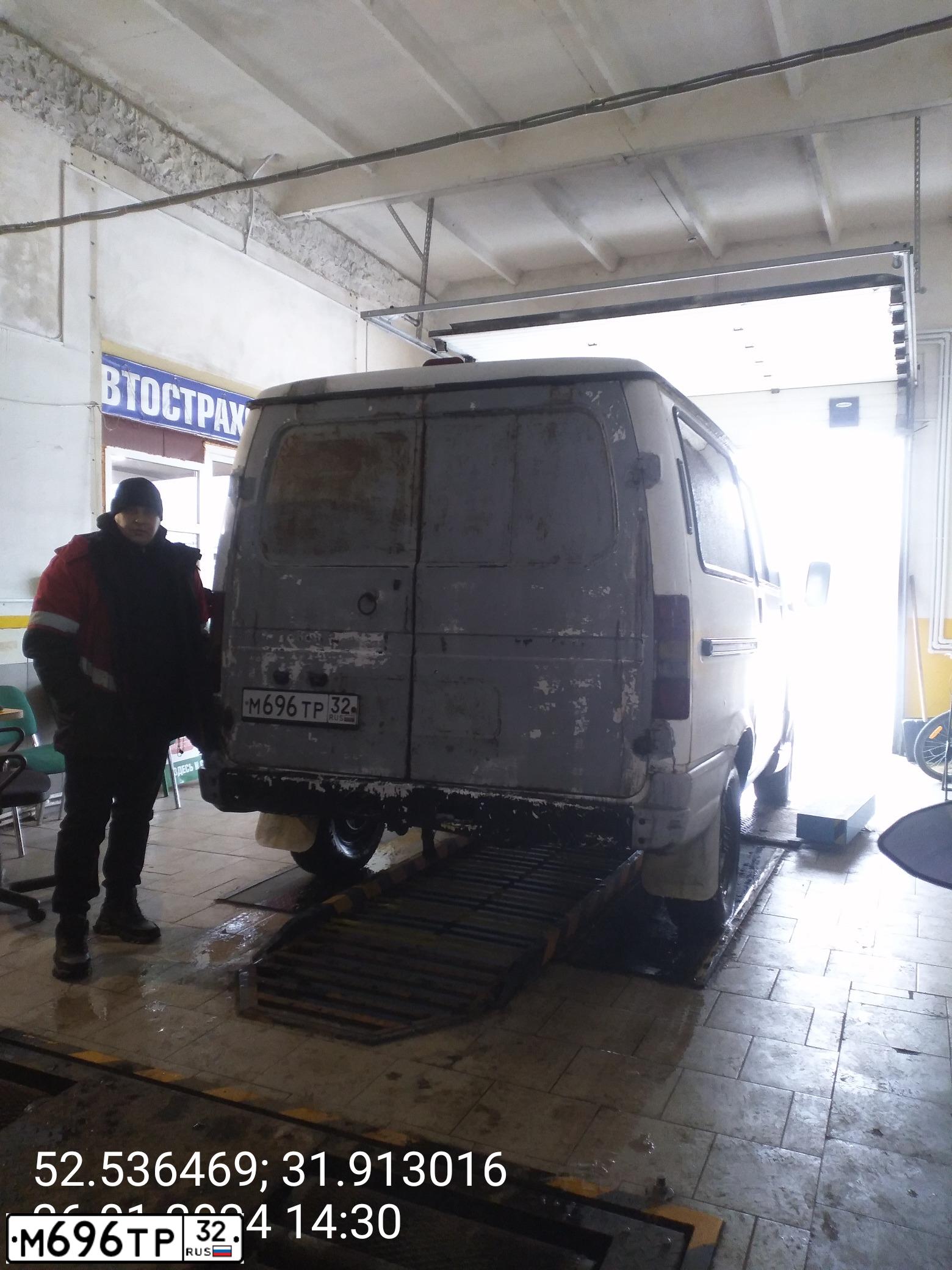 Фото автомобиля GAZ 2217 SOBOL, 2001 — госномер М696ТР32. Цвет: СНЕЖНО-БЕЛЫЙ