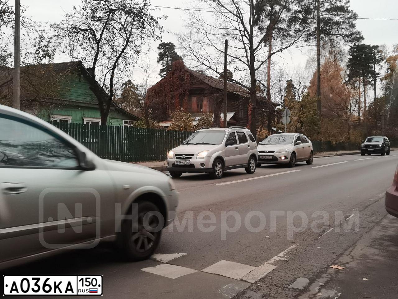 Фото автомобиля SUZUKI IGNIS, 2007 — госномер А036КА150. Цвет: СЕРЕБРИСТЫЙ
