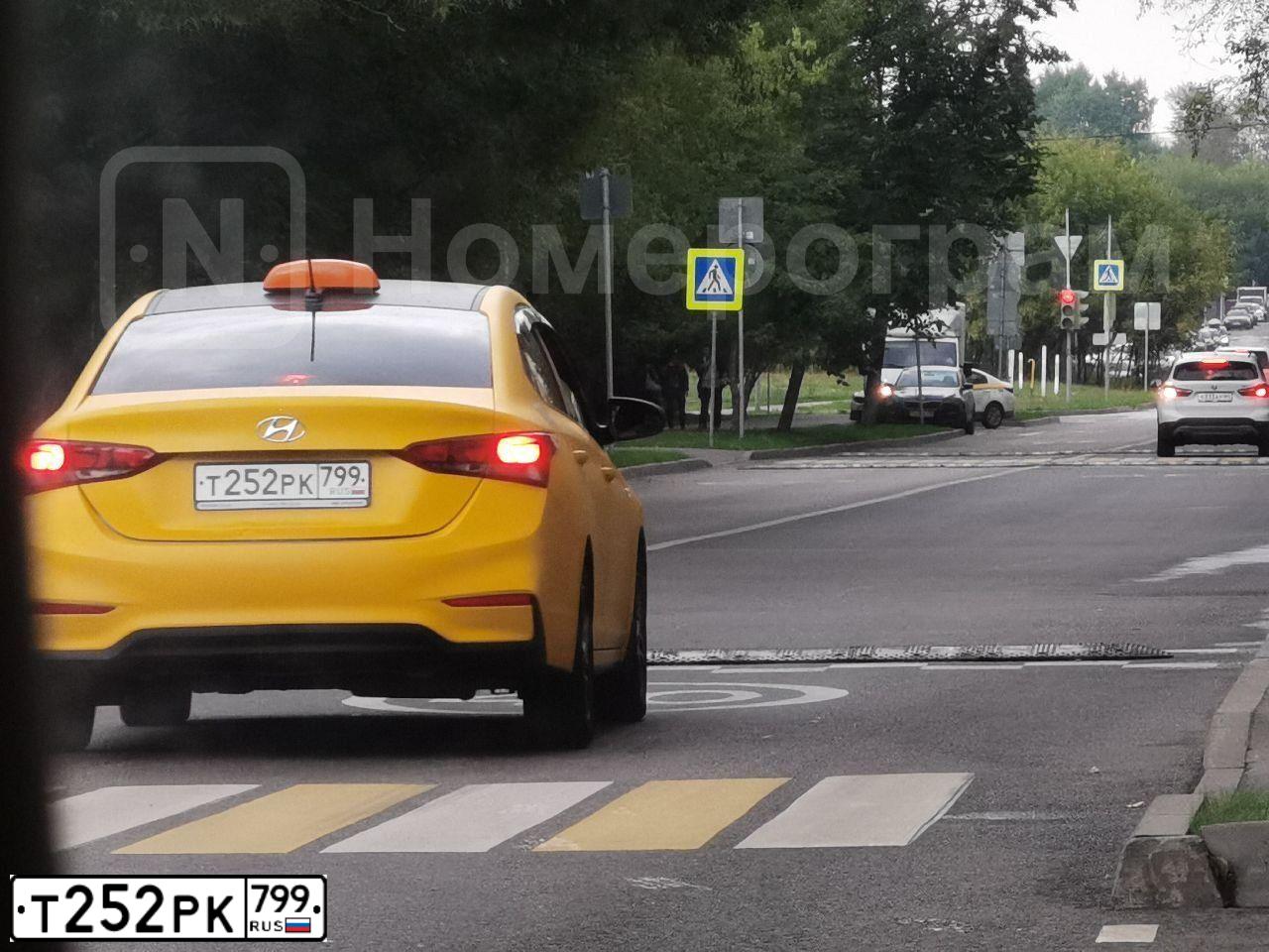Фото автомобиля HYUNDAI SOLARIS, 2019 — госномер Т252РК799. Цвет: БЕЛЫЙ-ЖЕЛТЫЙ-СЕРЫЙ