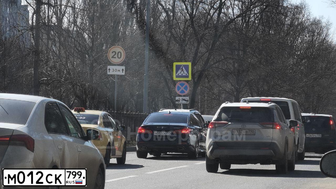 Фото автомобиля BMW SERIE 5, 2019 — госномер М012СК799. Цвет: СИНИЙ