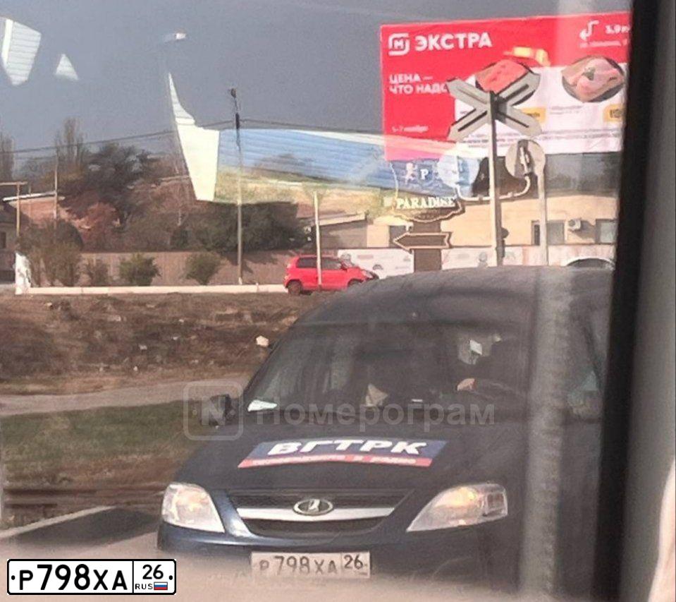Фото автомобиля LADA LARGUS, 2013 — госномер Р798ХА26. Цвет: синий