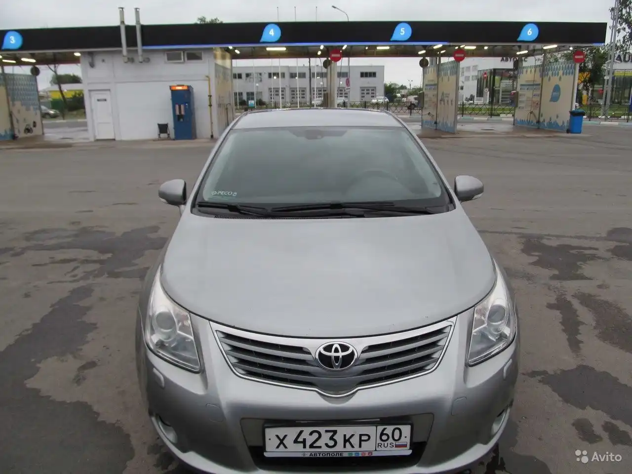 Фото автомобиля TOYOTA AVENSIS, 2009 — госномер Х847УУ98. Цвет: Серый