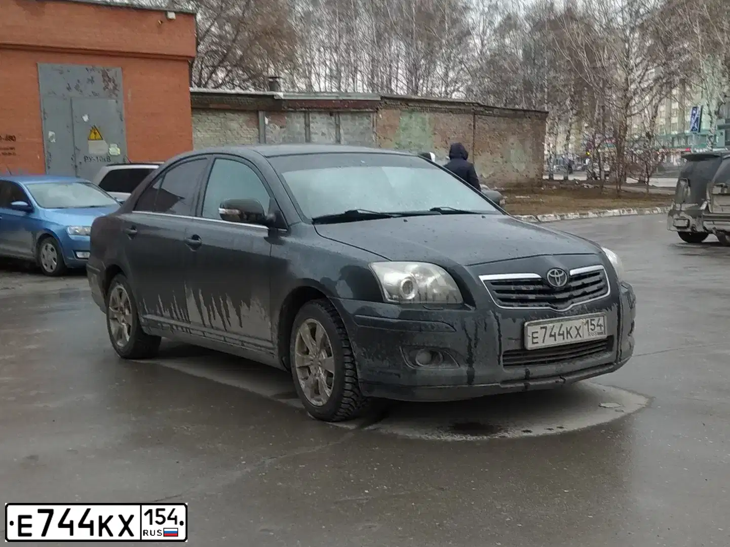 Фото автомобиля TOYOTA AVENSIS, 2006 — госномер Е744КХ154. Цвет: ТЕМНО ЗЕЛЕНЫЙ
