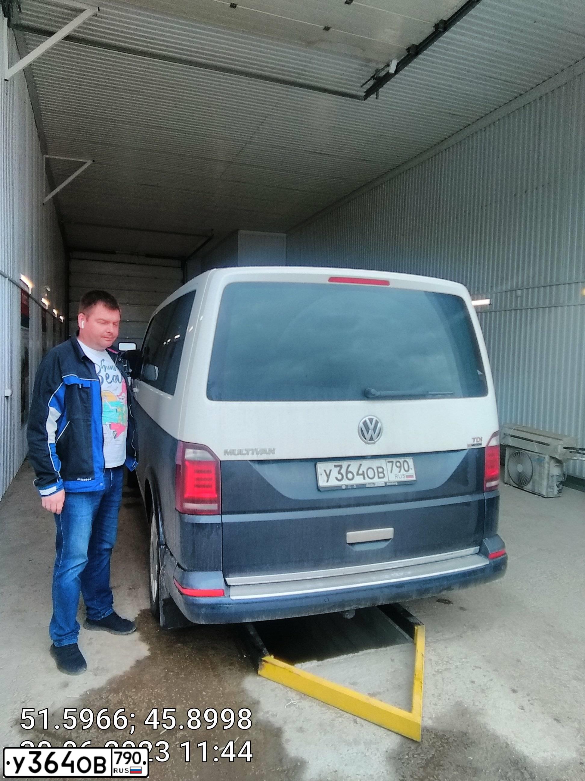 Фото автомобиля VOLKSWAGEN MULTIVAN, 2018 — госномер К734УО164. Цвет: белый синий