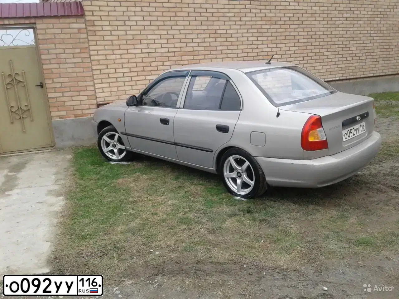 Фото автомобиля TAGAZ ACCENT, 2011 — госномер Р558ЕМ95. Цвет: СВЕТЛО-БЕЖЕВЫЙ