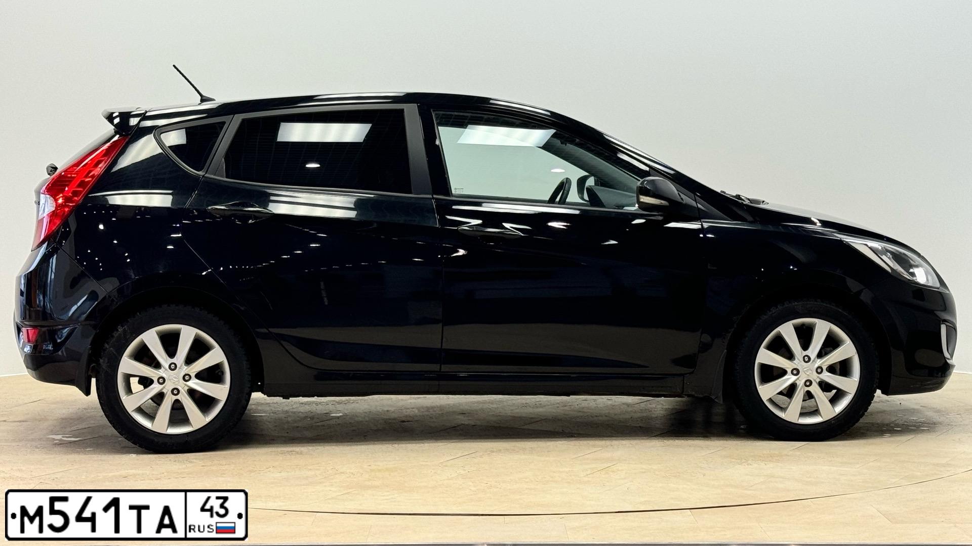 Фото автомобиля HYUNDAI SOLARIS, 2011 — госномер С335НС43. Цвет: ЧЕРНЫЙ