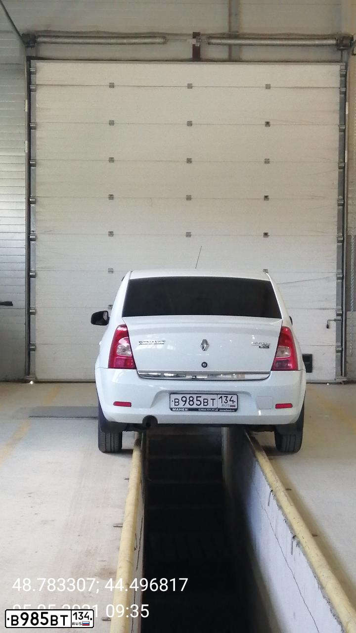 Фото автомобиля RENAULT LOGAN, 2010 — госномер М667ЕА134. Цвет: Белый