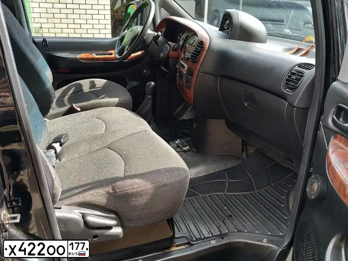 Фото автомобиля HYUNDAI H 1/H 100/STAREX, 2003 — госномер Х422ОО177. Цвет: ЧЕРНЫЙ