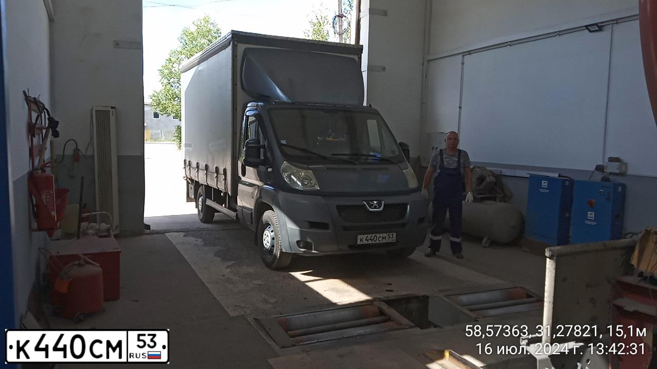 Фото автомобиля PEUGEOT BOXER, 2009 — госномер К440СМ53. Цвет: Серый