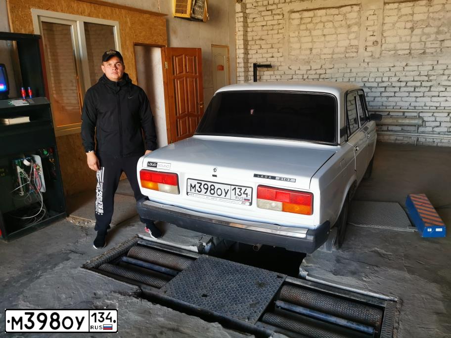 Фото автомобиля LADA 2107 LADA, 2006 — госномер М398ОУ134. Цвет: ЯРКО БЕЛЫЙ