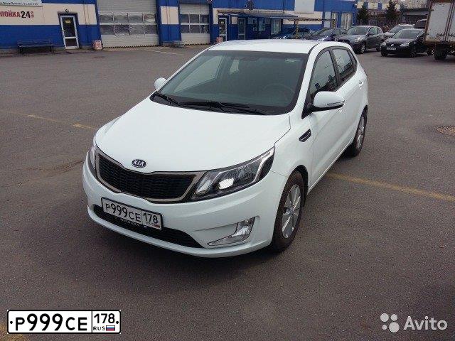 Фото автомобиля KIA RIO, 2012 — госномер Р999СЕ178. Цвет: Белый