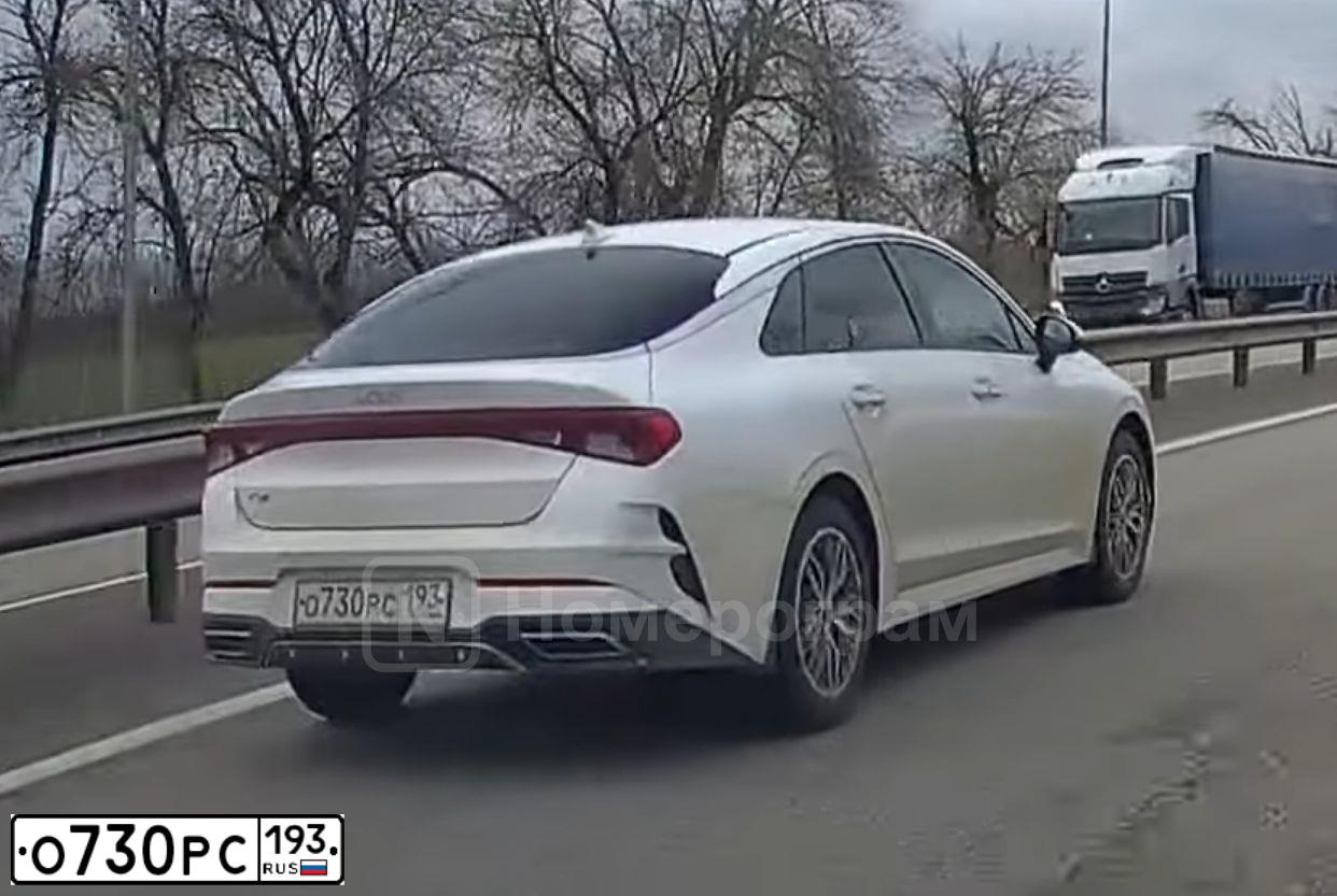 Фото автомобиля KIA K5, 2022 — госномер О730РС193. Цвет: БЕЛЫЙ-ЖЕЛТЫЙ-СЕРЫЙ