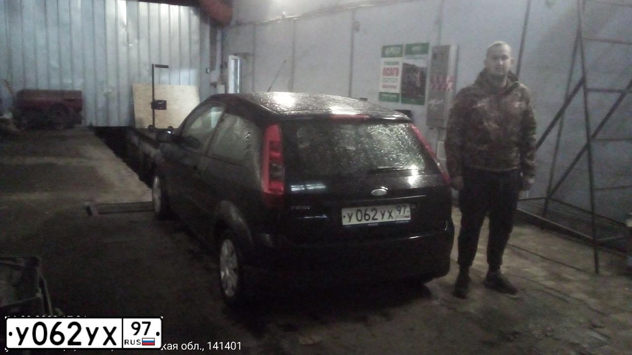 Фото автомобиля FORD FIESTA / ASPIRE, 2005 — госномер У062УХ97. Цвет: Темно-синий