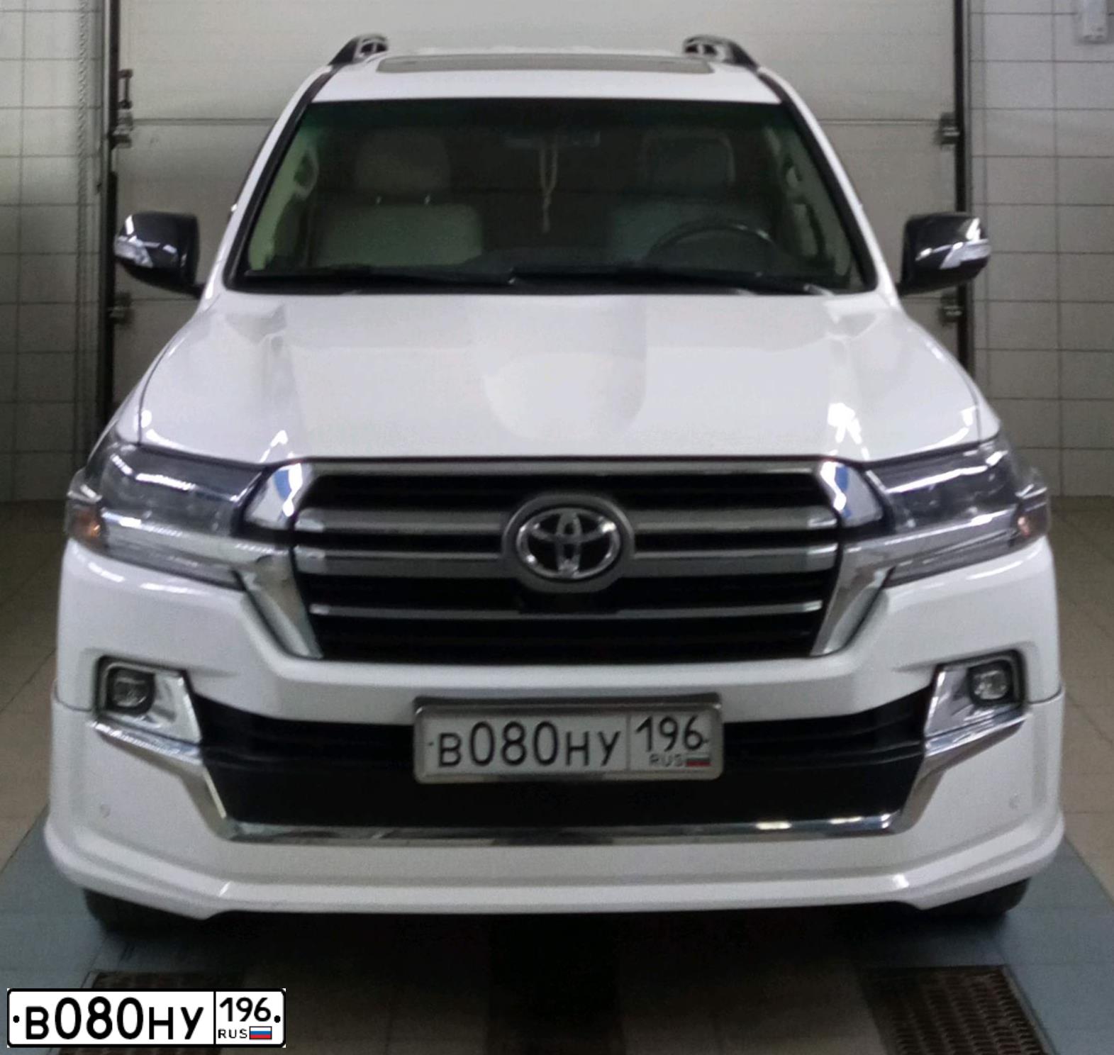 Фото автомобиля TOYOTA LANDCRUISER 200, 2008 — госномер У777УЕ96. Цвет: БЕЛЫЙ