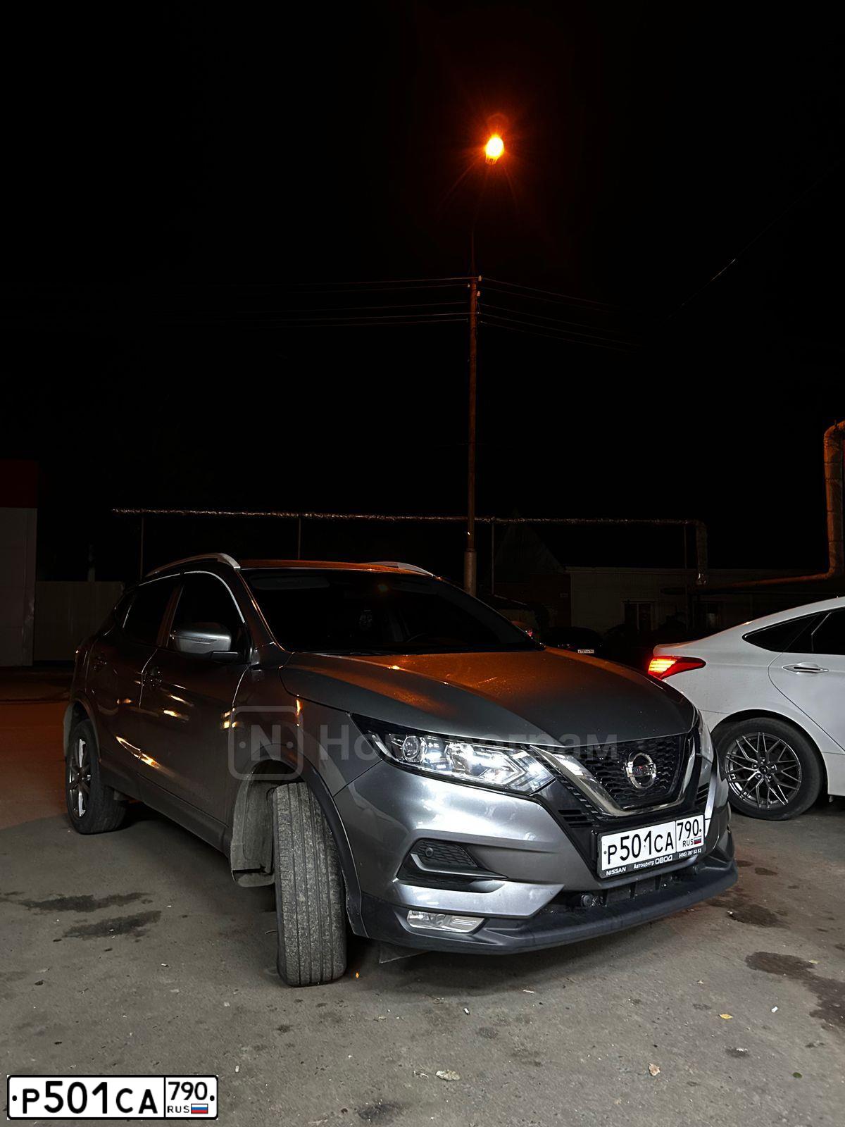 Фото автомобиля NISSAN QASHQAI, 2019 — госномер Р501СА790. Цвет: Серый