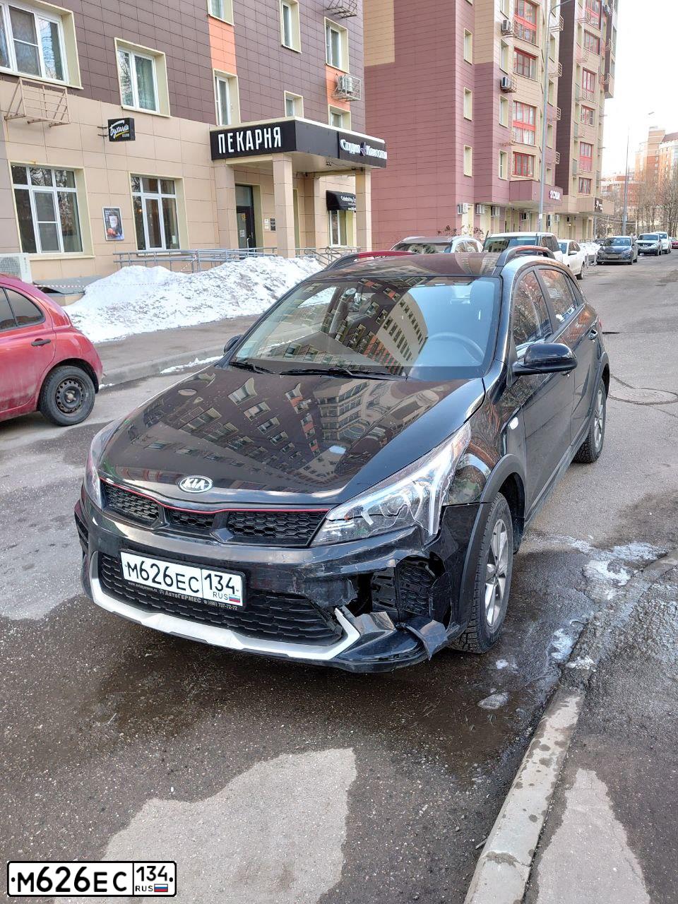 Фото автомобиля KIA RIO, 2021 — госномер М626ЕС134. Цвет: ЧЕРНЫЙ