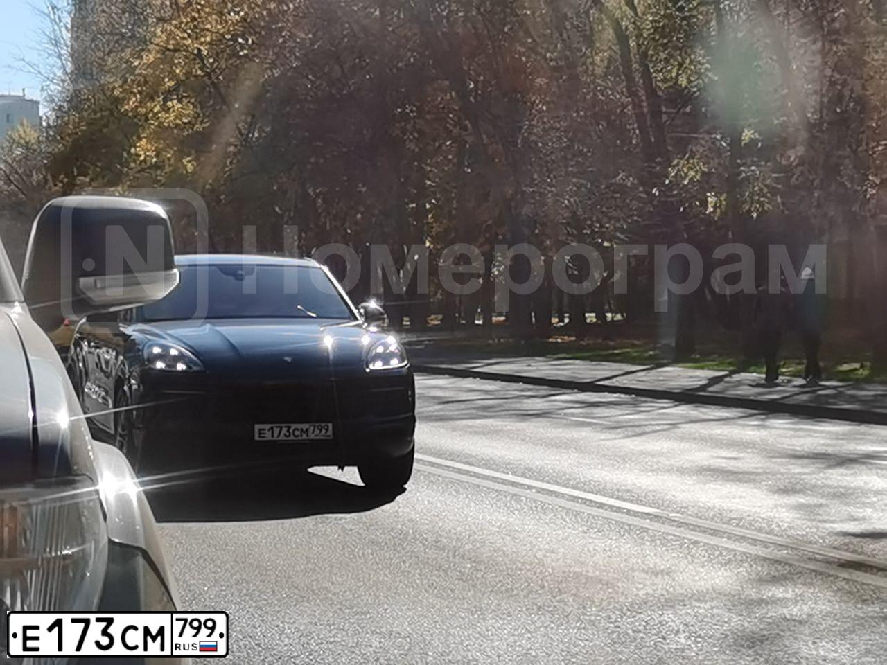 Фото автомобиля PORSCHE CAYENNE, 2020 — госномер Е173СМ799. Цвет: ЧЕРНЫЙ