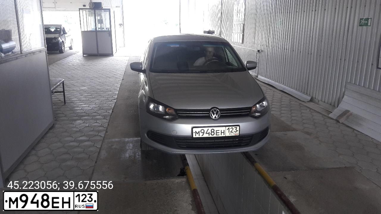 Фото автомобиля VOLKSWAGEN POLO, 2012 — госномер М948ЕН123. Цвет: СЕРЕБРИСТЫЙ