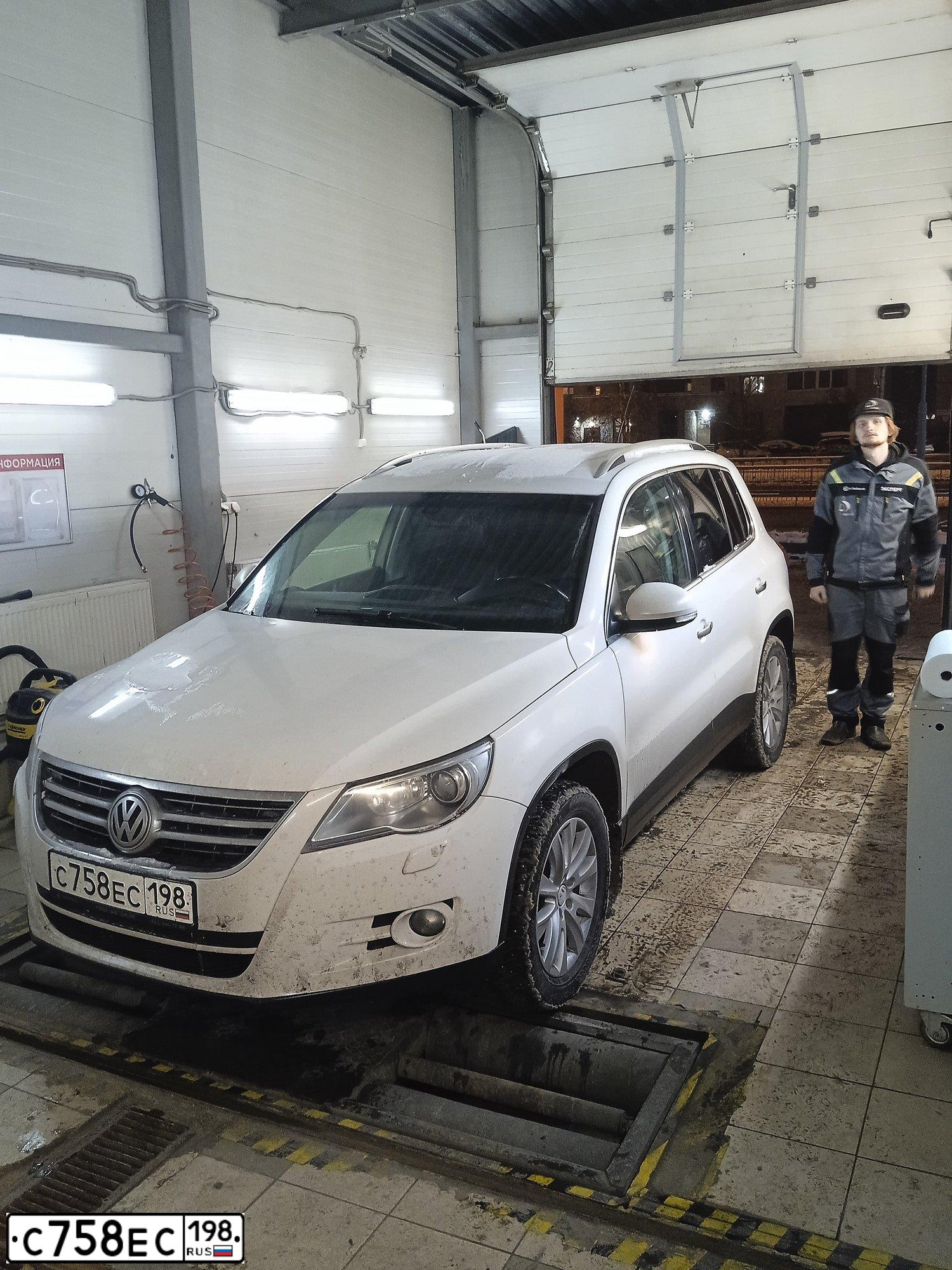 Фото автомобиля VOLKSWAGEN TIGUAN, 2010 — госномер К310ОМ147. Цвет: Белый