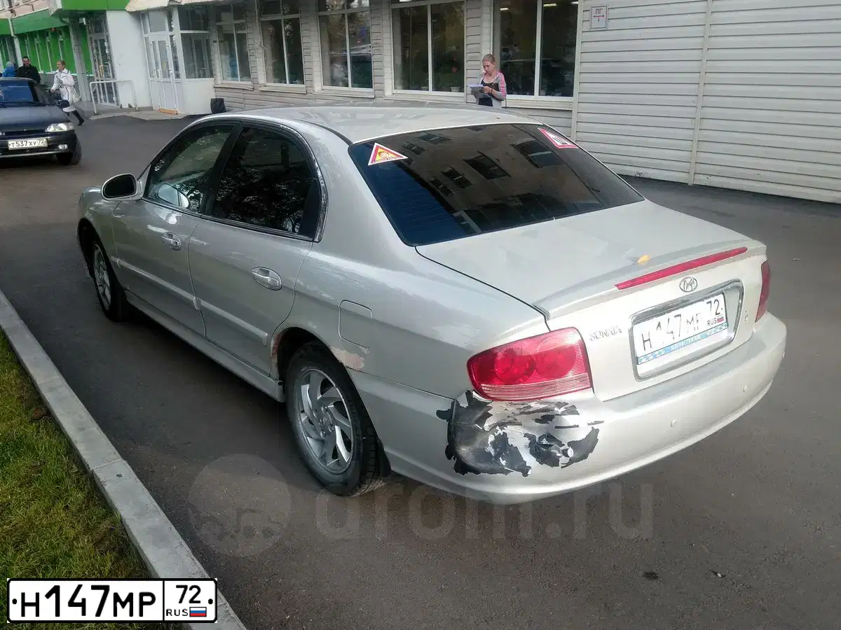 Фото автомобиля HYUNDAI SONATA, 2004 — госномер Н147МР72. Цвет: Серый