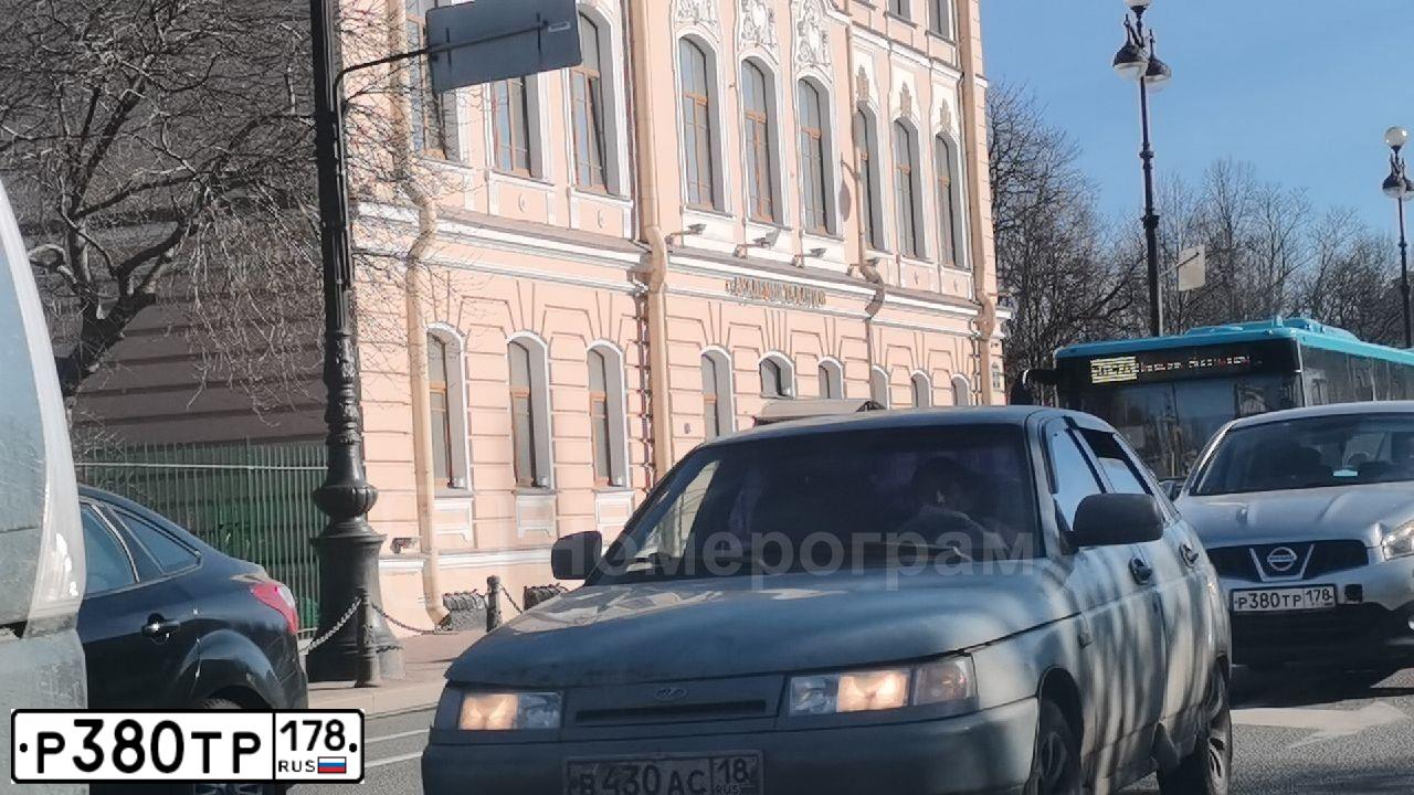Фото автомобиля NISSAN QASHQAI, 2013 — госномер Р380ТР178. Цвет: Серебристый